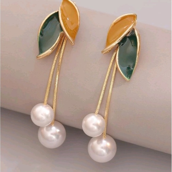 Jewelry - Pearls fuax  leaf earrings  gold color‎ for women